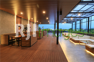 Area semi outdoor lantai atas dengan konsep industrial modern
