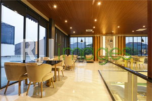 Indoor area lantai atas dengan dekorasi bergaya modern