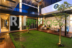 Outdoor area bawah dengan sentuhan unsur hijau