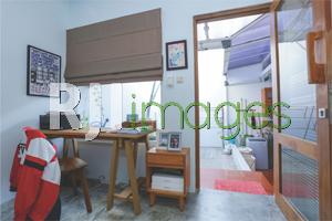 Ruang kerja bergaya minimalis & fungsional