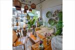 Sudut galeri dengan display produk aestethic